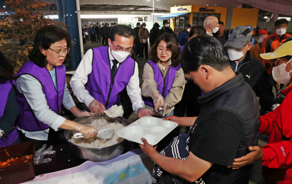 박희조 동구청장 등이 참여한 가운데 19일 저녁 대전역 지구대 앞에서 노숙인 무료 급식 봉사 활동 모습