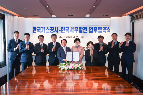 박형덕 한국서부발전 사장(왼쪽 다섯 번째)과 최연혜 한국가스공사 사장(여섯 번째) 등 양사 관계자들이 기념촬영 하는 모습