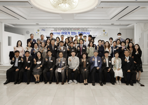 유성구(구청장 정용래)가 20일 계룡스파텔에서 4월의 이유가 있는 아침식사를 개최한 가운데, 참석자들이 기념촬영