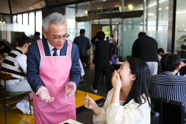 20일 정오 목원대 구내식당인 오병이어에서 이희학 총장(왼쪽)이 식사 중인 한 학생과 대화를 나누고 있다.