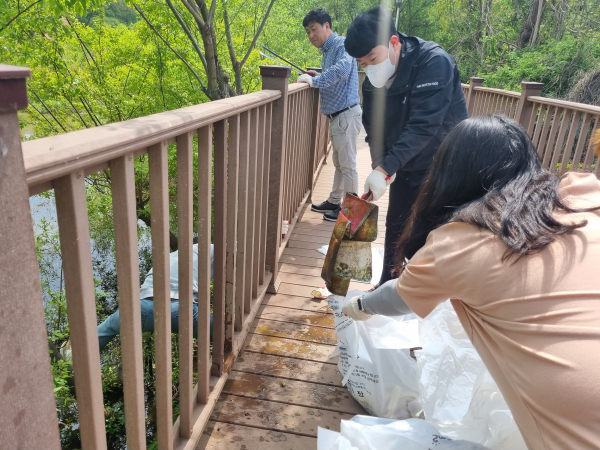 한국농어촌공사 아산지사 직원들이 폐기물을 수거하고 있다.
