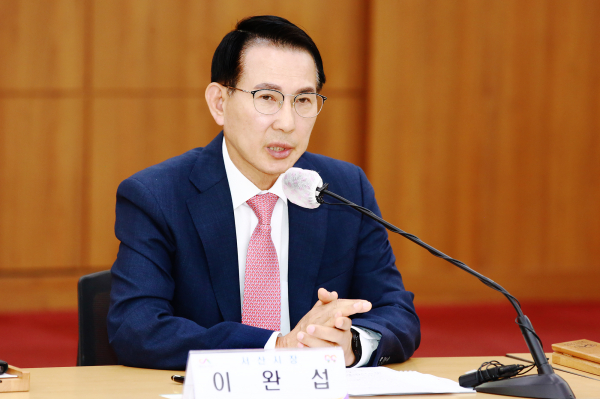 24일 시청 중회의실에서 이완섭 서산시장, 구상 서산시 부시장 등 관련 공무원과 전문가가 참석한 가운데 서산시 수소산업 육성 기본계획 수립용역 착수보고회가 열렸다