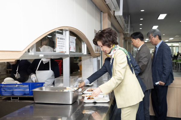 ‘천원의 아침’ 응원하는 ‘천원의 행복’ 챌린지에 동참한 이진숙 총장