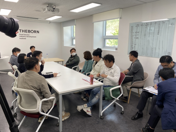 예산군-백종원 대표와 삽교시장 입점자 간담회 모습