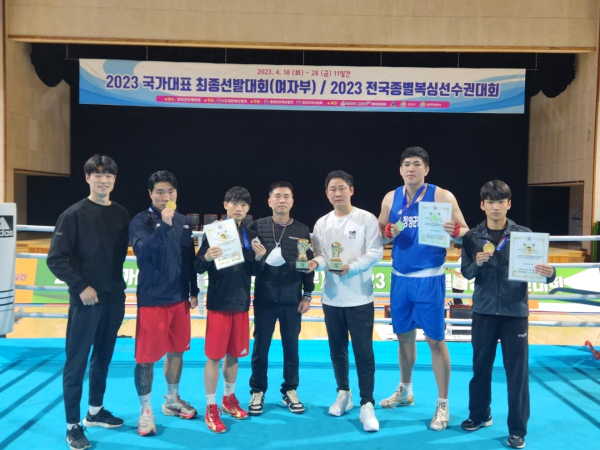 청양군청 복싱팀 전국대회 ‘단체 종합 1위’ 단체사진/ 왼쪽부터 신범호, 박진훈, 안성호 선수, 정수연 감독, 박관수 지도자, 송화평, 곽범서 선수.