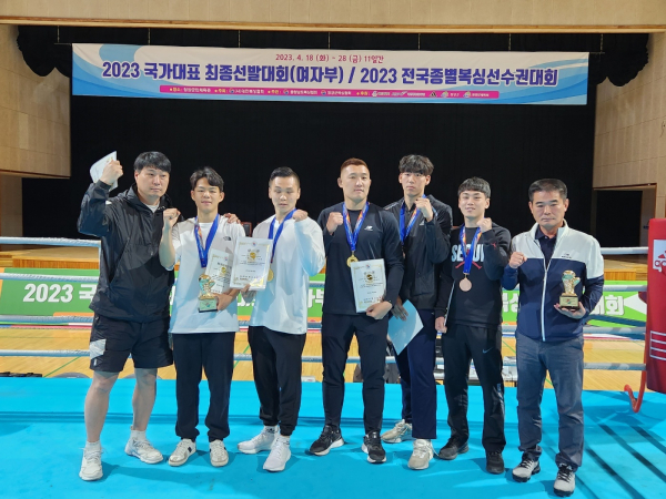 보령시청 남자부 입상 선수(중앙)와 코치.감독(좌우)