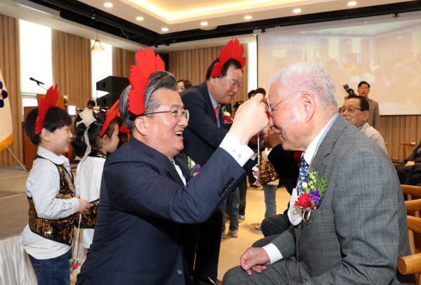 25일 유성구가 「제51회 어버이날」 기념행사를 개최한 가운데, 정용래 유성구청장(왼쪽)이 어르신에게 카네이션을 드리고 있다.