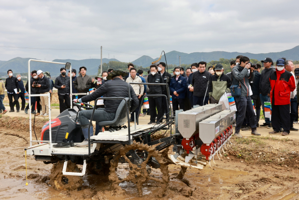 청소면 직파재배단지에서 벼 직파재배 연시회 개최