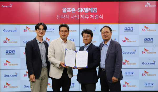 왼쪽부터) GDR아카데미 인프라개발실 김아성 실장, 골프존 미디어사업부 손장순 상무, SK텔레콤 미디어 제휴(브랜드밴드 미디어 CO장 겸임)김혁 담당, SK텔레콤 스포츠마케팅 그룹장(스포츠단 단장 겸임)오경식 담당이 기념촬영