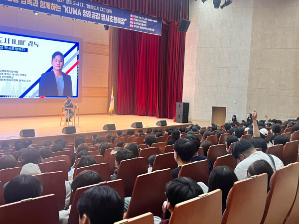 이상용 감독이 지난 21일 모교에서 ‘명사 특강’을 진행하며 재학생들과 소통하고 있다.