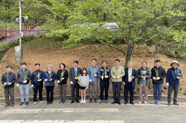 26일, 충남 청양군 칠갑산도립공원에서 멸종위기종 식재 행사 진행 모습