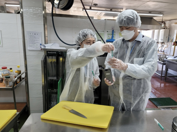 세종시교육청 직원이 학교 현장을 방문해 위생, 안전 등을 점검하고 있다.