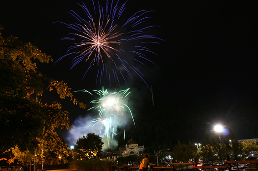 매주 토요일 플라워랜드에서 불꽃놀이를 즐길수 있다.