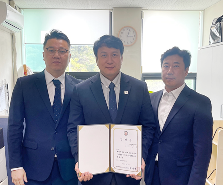 레저스포츠학과 원상연 학과장, 장석만 보디빌딩부 감독, 임현묵 교수(좌측부터)