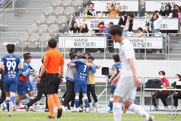 지난 23일 이순신종합운동장에서 열린 ‘하나원큐 K리그2 2023’ 9라운드 경남FC전에서 송승민이 올 시즌 리그 마수걸이 골 성공 후 세레모니 장면