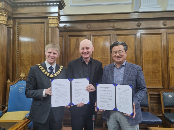 유성구가 4월 28일 영국 랭커셔주 프레스턴시와 우호협력 협약을 체결한 가운데, 정용래 유성구청장(오른쪽)이 Matthew Brown 프레스턴 시의회 의장(가운데)과 Neil Darby 프레스턴시장(왼쪽)과 기념촬영을 하고 있다.