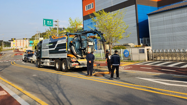 지난 29일 테크노밸리 내 절삭유가 유출돼 제거하는 작업을 하고 있다.
