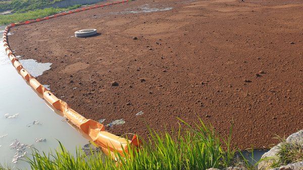 지난 29일 테크노밸리 내 절삭유가 유출돼 제거하는 작업을 하고 있다.