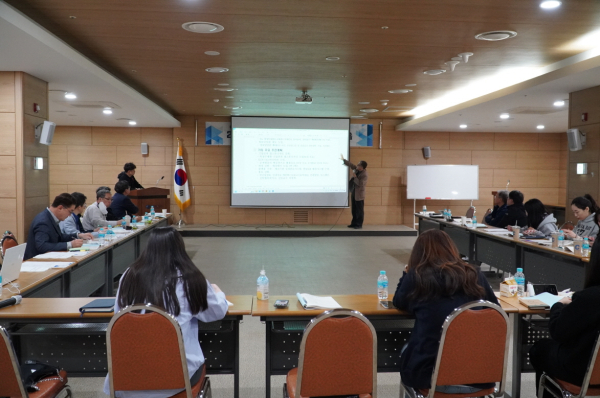 LINC 3.0 사업단이 지난 27일과 28일 진행한 ‘2차년도 상반기 교직원 역량강화 워크숍’에서 우승한 사업단장이 발표하고 있다.