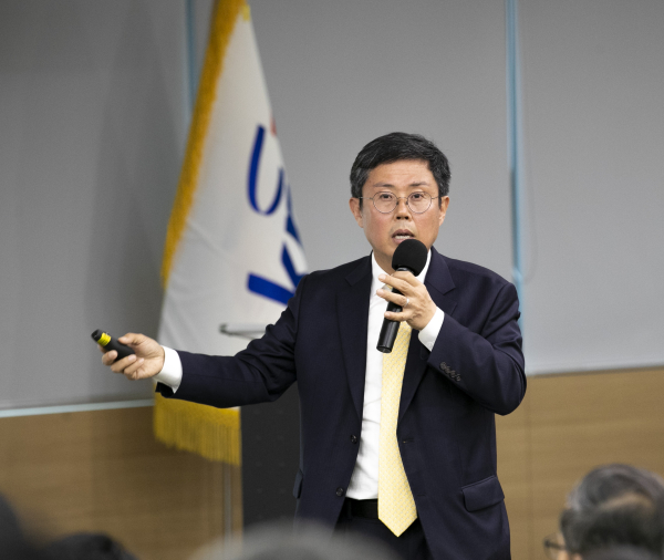 안도걸 기획재정부 전(前) 차관이 2일 한국농어촌공사의 초청을 받아 강연을 진행하고 있다.