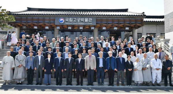 지난 1일 오후 서울 종로구 국립고궁박물관에서 열린 제31대 문화재위원회 위촉식에서 문화재위원 등이 기념촬영을 하고 있다.