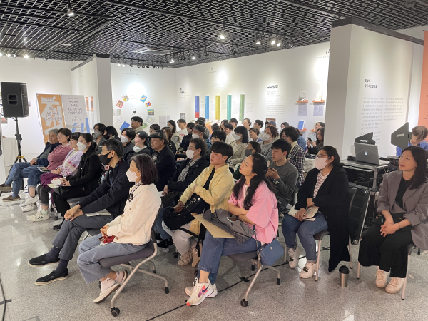 1차 문학콘서트 ‘책과 사람 사이; 다정함의 깊이’ 진행 모습