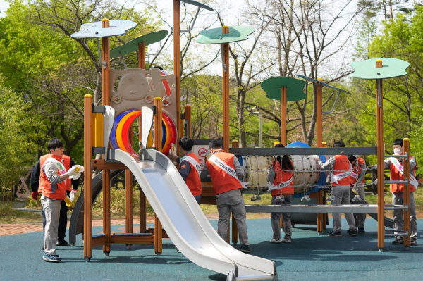 인근 주거시설을 방문해 화재 피해 복구에 나선 한국타이어봉사단