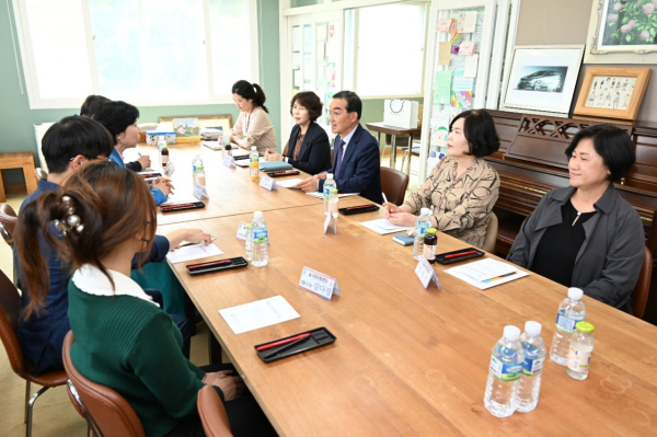 3일, 옥계동 늘사랑아동센터에서 열린 간담회에서 아동양육시설 아동의 자립 지원 활성화 방안애 대해 논의 모습