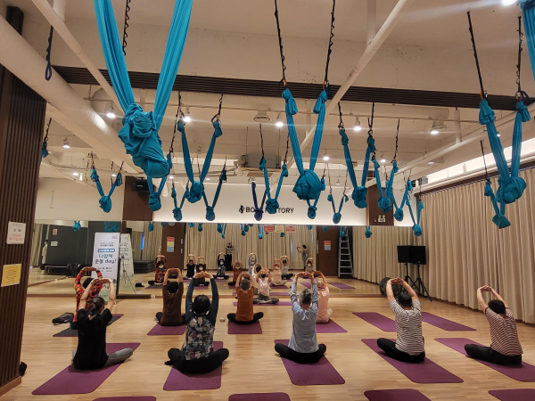 노은3동이 ‘다함께 운동 day’를 추진하고 있는 가운데, 참여자들이 요가 수업을 받고 있다.