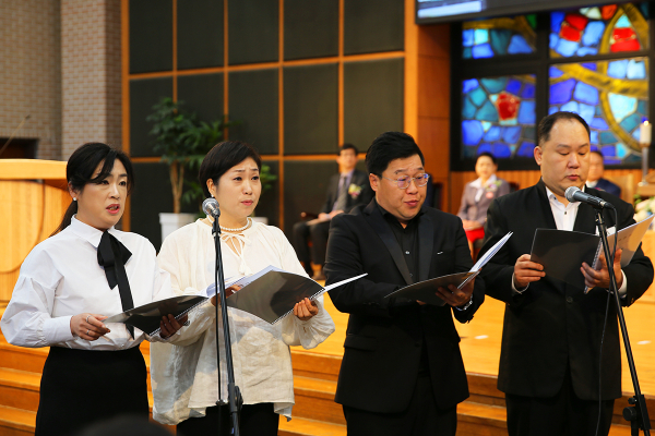 ‘목원대학교 개교 69주년 기념예배’에서 목원 메시아 솔리스트 앙상블이 특별찬양을 하고 있다.