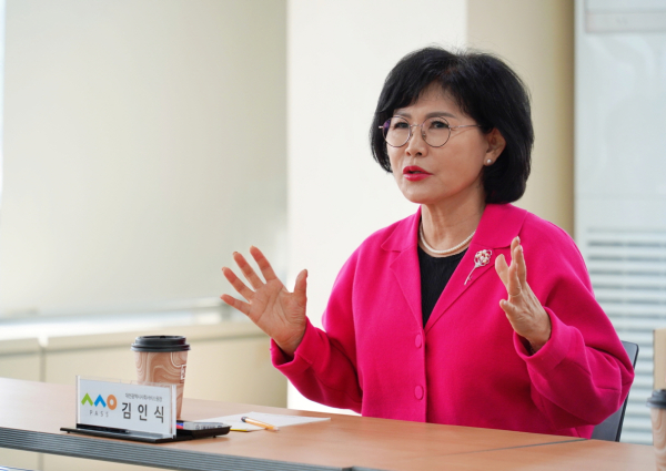 김인식 대전시사회서비스원 원장이 후원 물품 전달식에 참여해 지역 내 시민과 외국인주민을 위한 대전시사회서비스원의 역할과 방향에 대해 말하고 있다.