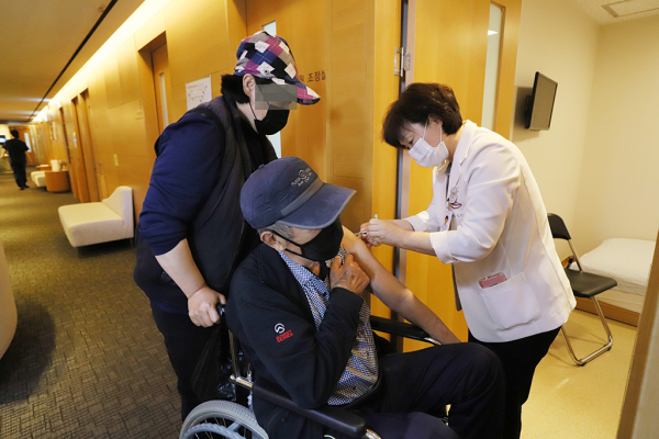 취약계층 지역 어르신들에게 대상포진 예방접종 무료로 접종 진행 모습