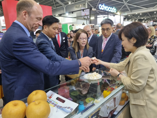 한국 배를 시식 중인 싱가포르 산업통상부·문화부 장관 * 싱가포르 산업통상부·문화부 장관 Alvin Tan(좌측 2번째), 한국농수산식품유통공사 장재형 쿠알라룸푸르지사장(우측 2번째)