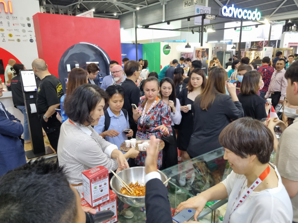 싱가포르 FHA 2023 한국관에 모여든 김치 시식 인파