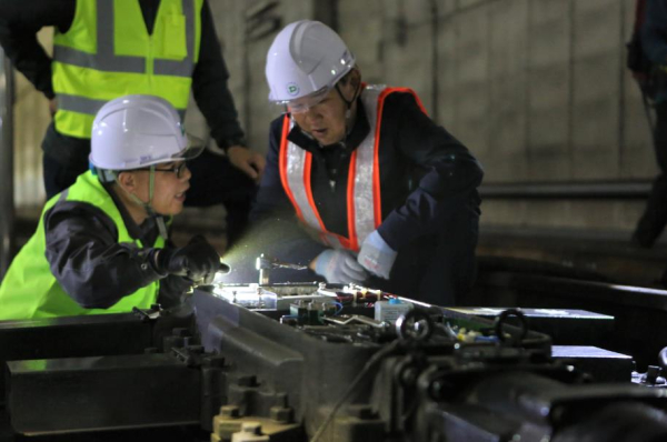 박희진 경영이사(사진 오른쪽)가 지하터널에서 선로전환기를 점검하고 있다