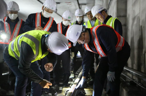 박희진 경영이사가 지하터널에서 선로전환기를 점검하고 있다