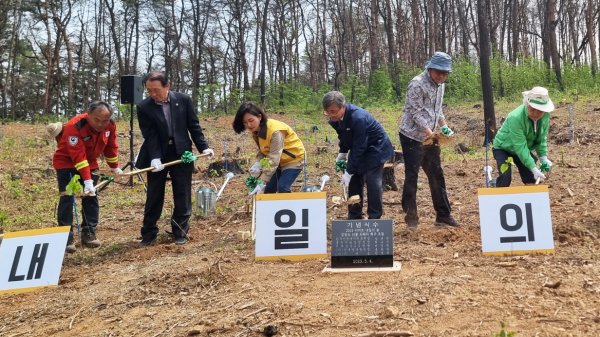4일 2022년도 산불피해지인 강원도 동해시 괴란동 산 일대에서 남태헌 한국산림복지진흥원장(우측 세 번째)를 비롯한 각 기관 관계자들이 산불피해지 밀원수 헛개나무 기념식수를 식재하고 있다.