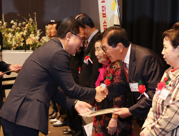 박희조 동구청장이 4일 선샤인호텔에서 열린 제51회 어버이날 기념 행사에서 효행자 등 유공자에게 표창을 전수하고 있다.
