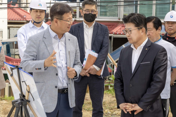최충규 대덕구청장(사진 오른쪽)이 중리근린공원 복합문화센터 공사 현장을 방문해 공사 관계자로부터 설명을 듣고 있다.