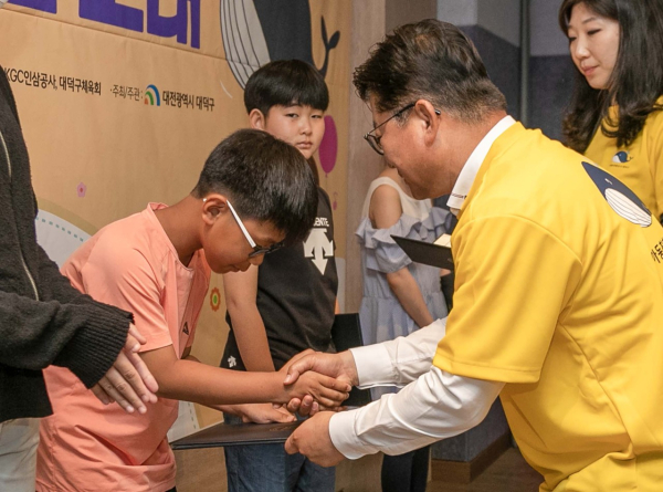 최충규 대덕구청장이 지난 5일 제101회 어린이날 ‘우리는 꿈을 꾸는 고래!’ 기념행사에서 모범 어린이들에게 표창장을 전달하고 있다