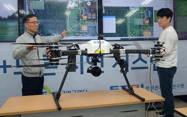 ETRI 연구진이 자율비행기술, DNA+드론 플랫폼을 연구하는 모습