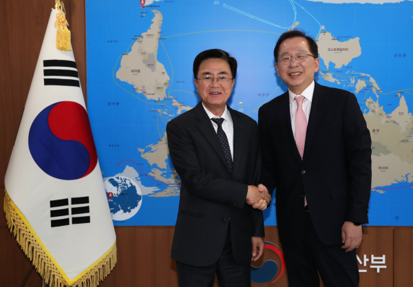 왼쪽부터 김태흠 지사, 조승환 해수부 장관