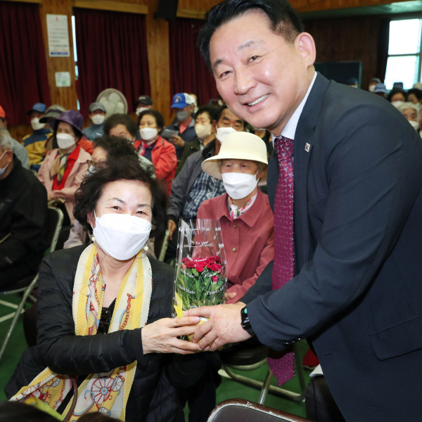 대전 서구 어버이날 맞이 카네이션 전달 장면