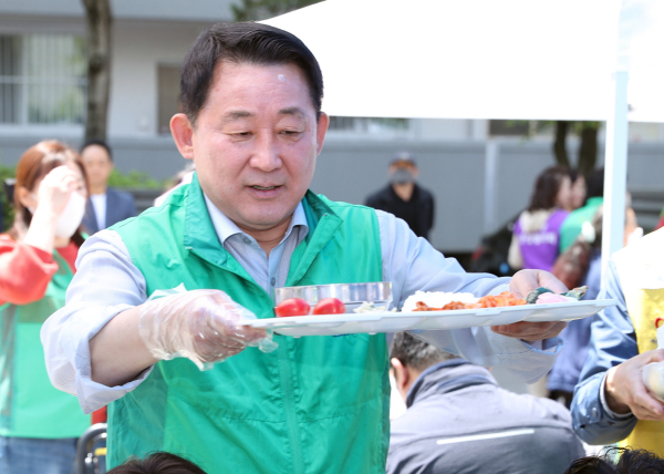 8일 열린 어버이날 사랑의 밥차 행사 장면
