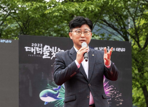 지난 7일 대청호‘2023 대덕물빛축제’ 폐막식에서 최충규 대덕구청장이 인사말을 전하고 있다.