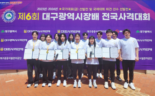 서산시청 사격팀 기념촬영 모습(왼쪽부터 정미라, 김희선, 염다은, 김예슬, 오정은, 박해미, 이은서, 강준기, 유현영, 강준기, 최보람, 박성현, 소승섭)
