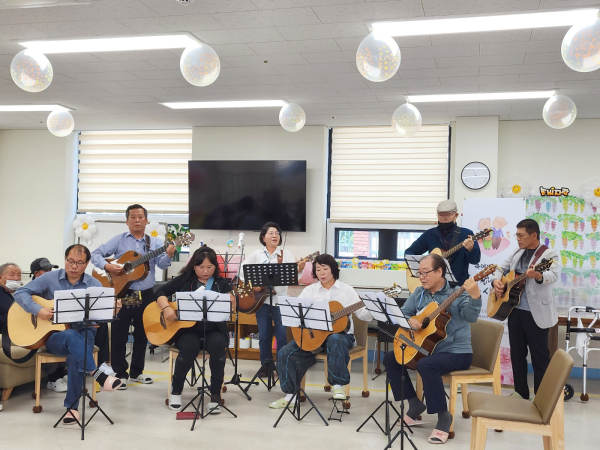 지난 8일 음악어울림팀과 복지관 봉사단이 요양원에서 봉사활동을 하고 있다.