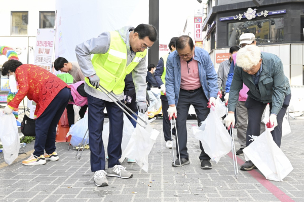 9일 스카이로드에서 진행한 클린동행 행사 모습
