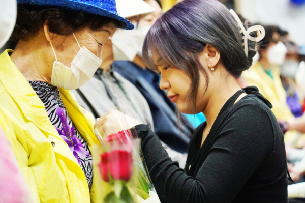 ‘행복가득’ 프로그램에 참석한 학생이 어버이날을 맞이해 어르신에게 카네이션을 직접 달고 있다.