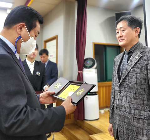 영남본부 차영경 재산지원처장(오른쪽)이 9일 최진봉 부산 중구청장(왼쪽)으로부터 표창패를 수여받고 있다.